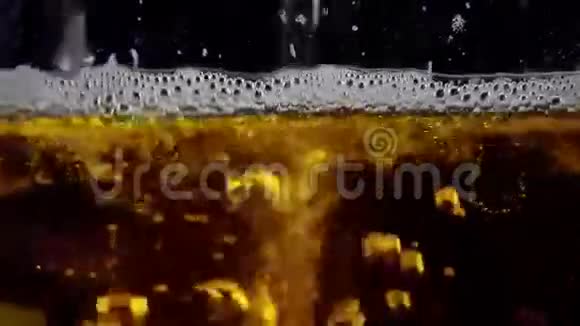 泡沫啤酒的宏观计划视频的预览图