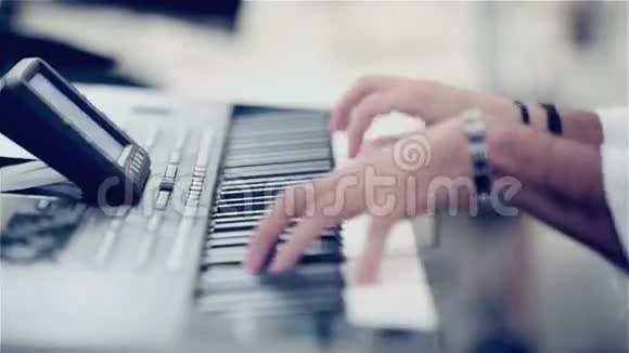 人弹钢琴键盘视频的预览图