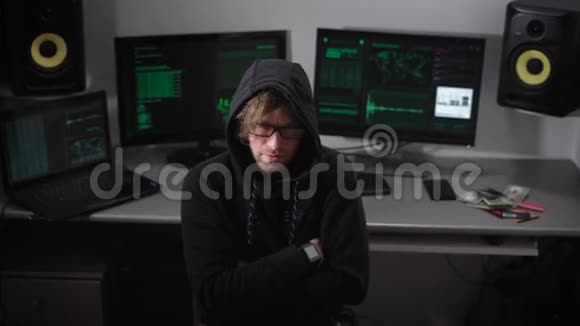 黑客思考他的黑客程序然后突然转向监视器屏幕开始工作他穿着视频的预览图