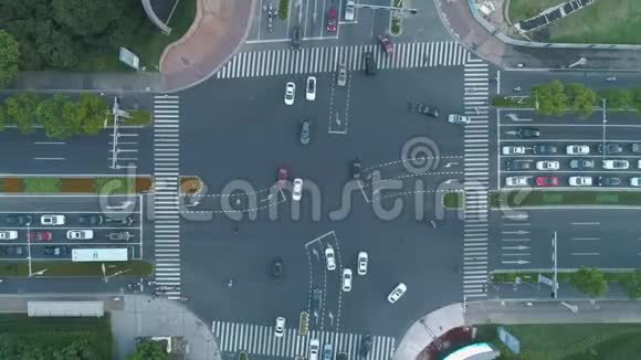 空中无人机俯瞰城市道路交通的大十字路口汽车和公共汽车在大街上行驶视频的预览图