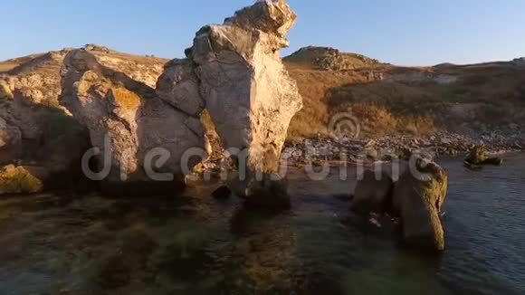 空中日落时绕石拱飞克里米亚俄罗斯高清慢速运动视频的预览图