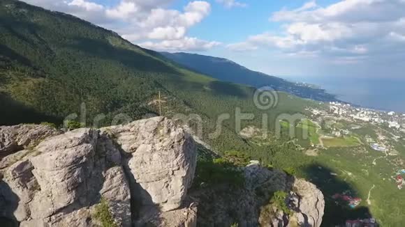 高空在山峰上飞出十字高清慢运动路径足迹雅尔塔克里米亚俄罗斯视频的预览图