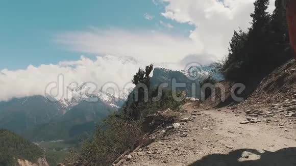 徒步旅行者在尼泊尔徒步旅行视频的预览图