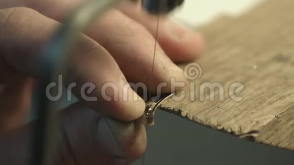 男性手工制作的珠宝视频的预览图