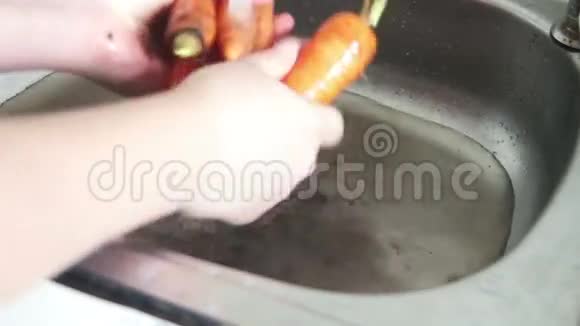 洗洗水槽里的胡萝卜视频的预览图