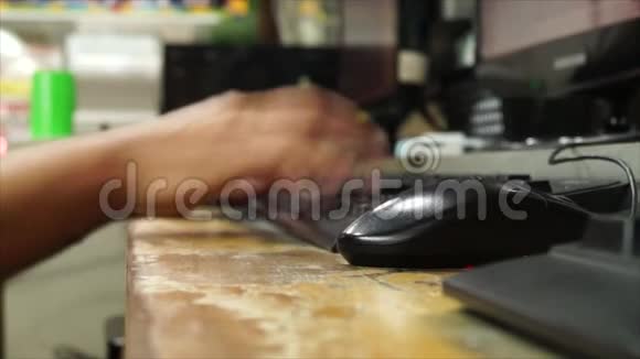 女士桌面操作工右手握电脑鼠标视频的预览图