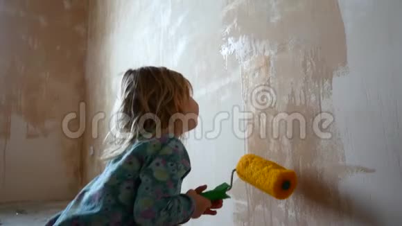 这个女孩帮她修理房间孩子用滚筒油漆墙壁视频的预览图