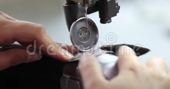 鞋用缝纫机视图女人的手拿着线在工厂工作4K视频的预览图