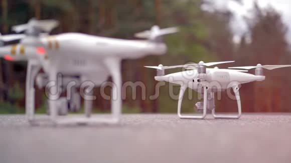 一架现代四翼飞机起飞的特写镜头慢动作视频的预览图