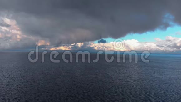 空中疯狂的生动的阳光明媚的天空在波罗的海海湾上空飞翔美丽的自然云景观视频的预览图