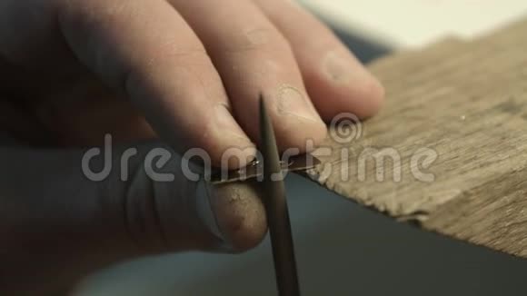 男性手工制作的珠宝视频的预览图