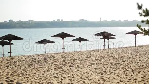 老式夏季海滩有木制雨伞视频的预览图