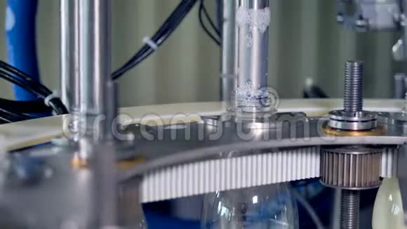 钢铁机械用新鲜牛奶装满清澈的瓶子视频的预览图