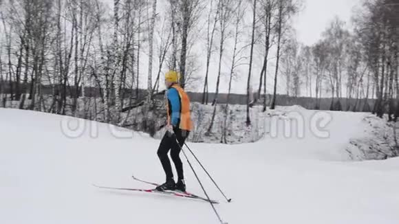 一个滑雪运动员正在攀登一座白雪皑皑的山峰视频的预览图