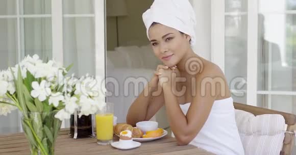 坐在桌子上的漂亮女人裹着毛巾视频的预览图