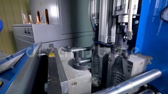 一个工厂工人在一台牛奶瓶机上忙碌视频的预览图