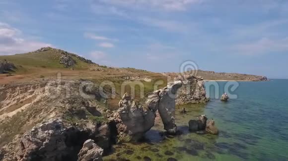 令人惊叹的天然石拱在克里米亚俄罗斯高清空中慢镜头视频的预览图