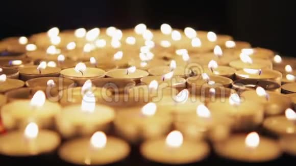 许多装饰蜡烛在黑暗中燃烧视频的预览图