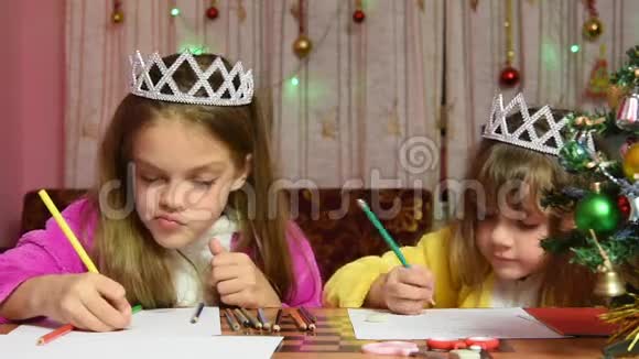 在圣诞节期间姐妹们互相干涉争着在餐桌上画画视频的预览图