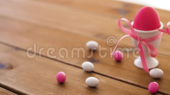 提供复活节彩蛋和桌上的糖果视频的预览图