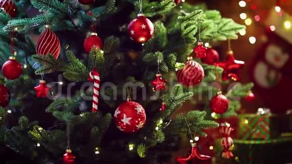 圣诞树上有装饰和礼物视频的预览图