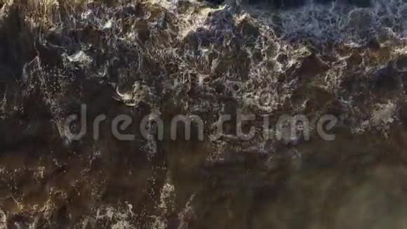 水从上面撞击石头的绝妙景色大自然的力量视频的预览图