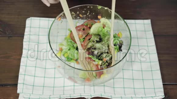 密切关注健康问题的年轻女酋长抛出一份美味的有机绿色沙拉视频的预览图