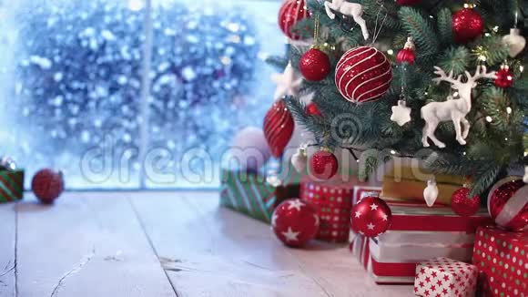 圣诞树和圣诞老人的礼物视频的预览图
