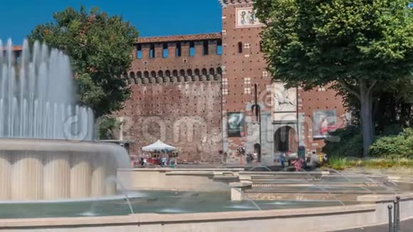 Sforza城堡的主要入口意大利米兰的CastelloSforzesco和它前面的喷泉视频的预览图