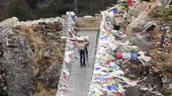 波特悬索桥旅行尼泊尔喜马拉雅山4k视频的预览图