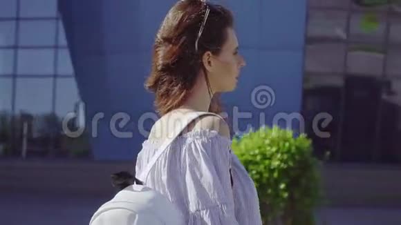 年轻美丽的女性卷发和背包在现代购物中心视频的预览图