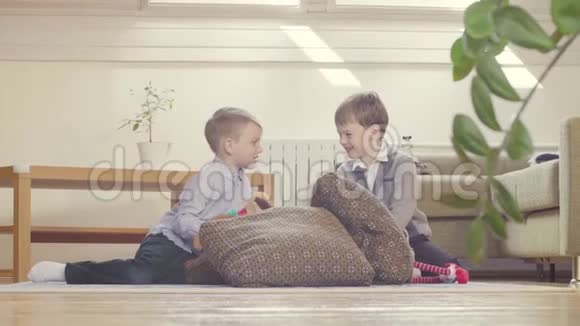 两个男孩在玩玩具和垫子视频的预览图