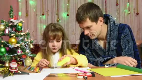 爸爸在看一篇女儿元素贴在新年手工制作的文章上视频的预览图