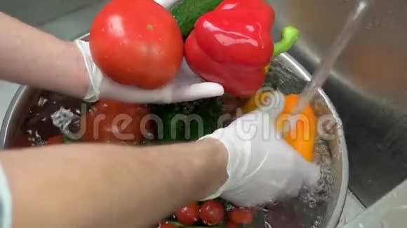 手洗五颜六色的蔬菜视频的预览图