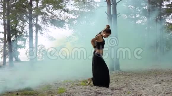 女人在蓝烟柱上跳舞视频的预览图