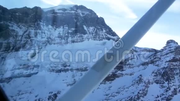 私人飞机飞越雪山的录像视频的预览图