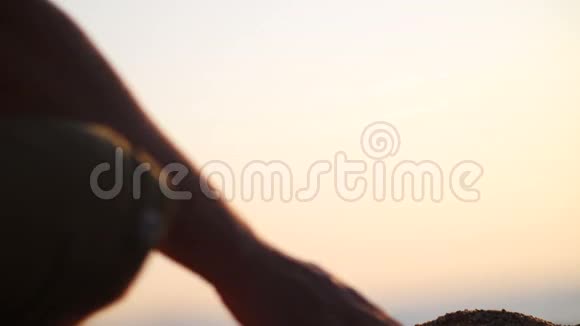日落时分沙滩上有沙子的人背景上有奔跑的人视频的预览图