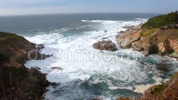 海洋海岸线上高崖的美丽画面视频的预览图