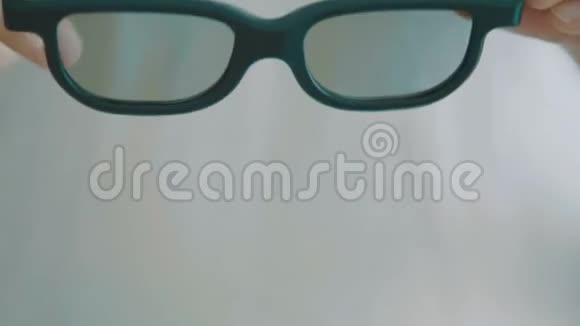 女性眼科医生双手给病人配一副验光眼镜视力矫正眼科优秀视频的预览图