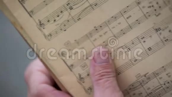 充满音符的旧音乐书视频的预览图