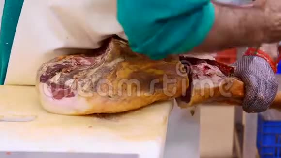 食品工业屠夫切猪肉腿果酱视频的预览图