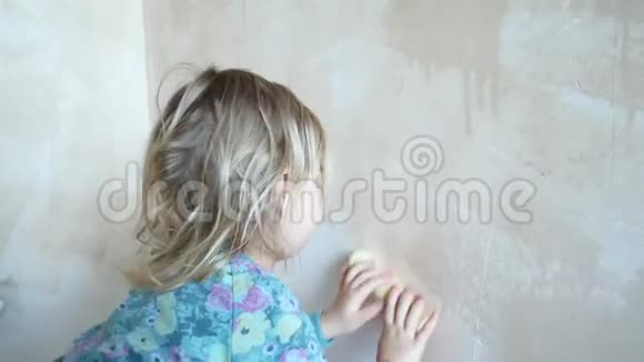 这个女孩帮她修理房间孩子用滚筒油漆墙壁视频的预览图