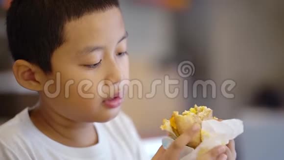 普雷特恩男孩在吃美味的汉堡包视频的预览图