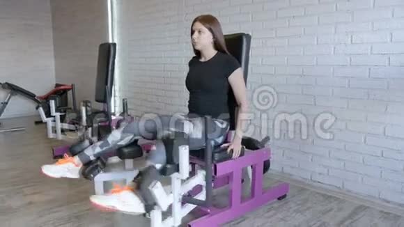 女运动员在健身房在健身房视频的预览图