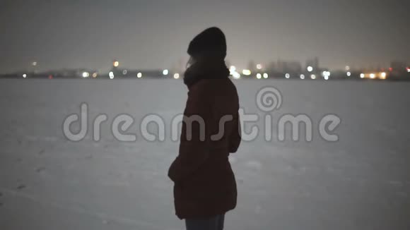 晚上在雪地沙漠上行走的女人月光视频的预览图