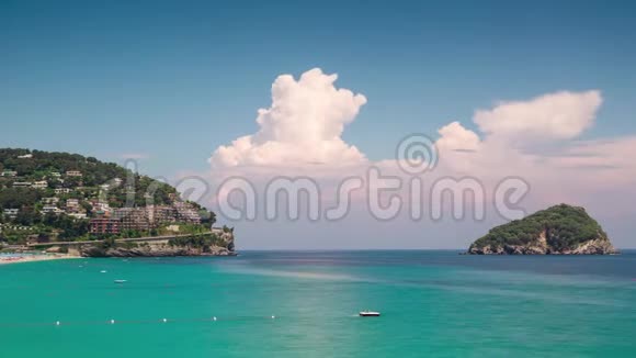 利古里亚海岸的时间推移蓝天碧海云在移动视频的预览图