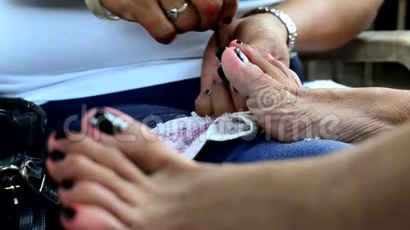 美容师用指甲油涂在成熟的女性指甲上关门视频的预览图