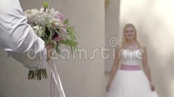 婚礼当天新郎新娘第一次见面视频的预览图