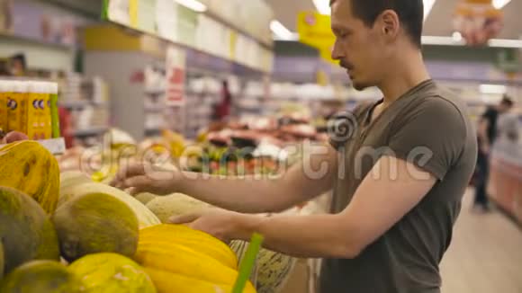 一个在超市里选瓜的男人视频的预览图