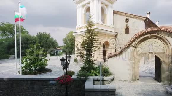 保加利亚普罗夫迪夫老镇的东正教圣母玛利亚和Cobblestone街欧洲文化之都视频的预览图
